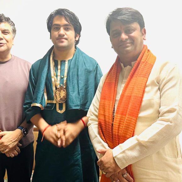 Pujay Shri Bageshwar sarakar, Rajrajeshwar Guruji, Swami Niranjan, and Mr. Manoj Tiwari ji, CEO of Sanskar TV, were all present for this gathering.