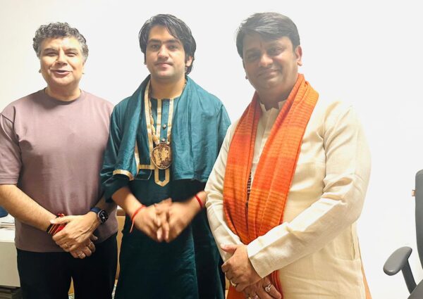 Pujay Shri Bageshwar sarakar, Rajrajeshwar Guruji, Swami Niranjan, and Mr. Manoj Tiwari ji, CEO of Sanskar TV, were all present for this gathering.