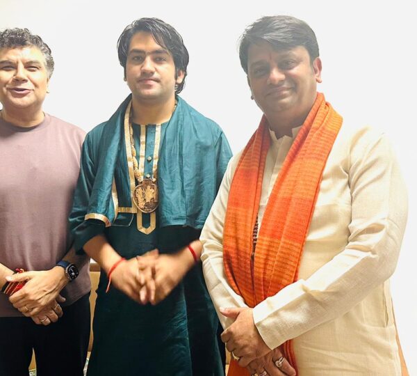 Pujay Shri Bageshwar sarakar, Rajrajeshwar Guruji, Swami Niranjan, and Mr. Manoj Tiwari ji, CEO of Sanskar TV, were all present for this gathering.