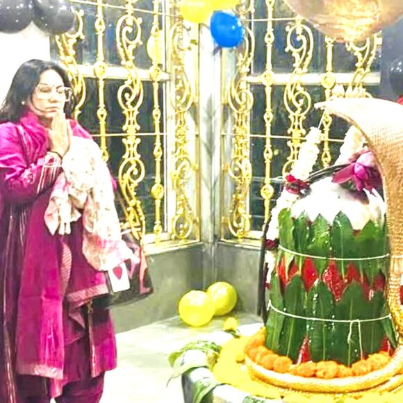 Sita ji in the “Ramayan” seeks blessings from a 1769 kg Parad Shivling in Siddhashram, Waghaldhara, Gujarat.