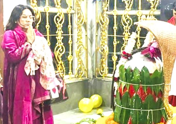 Sita ji in the “Ramayan” seeks blessings from a 1769 kg Parad Shivling in Siddhashram, Waghaldhara, Gujarat.