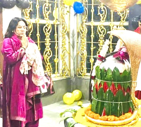 Sita ji in the “Ramayan” seeks blessings from a 1769 kg Parad Shivling in Siddhashram, Waghaldhara, Gujarat.