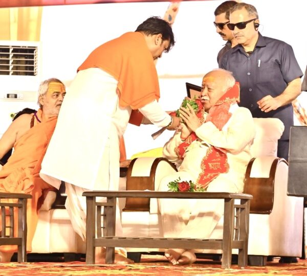 RSS chief  Shri Mohan Bhagwat was  honoured  by Shri Rajrajeshwar Guruji
