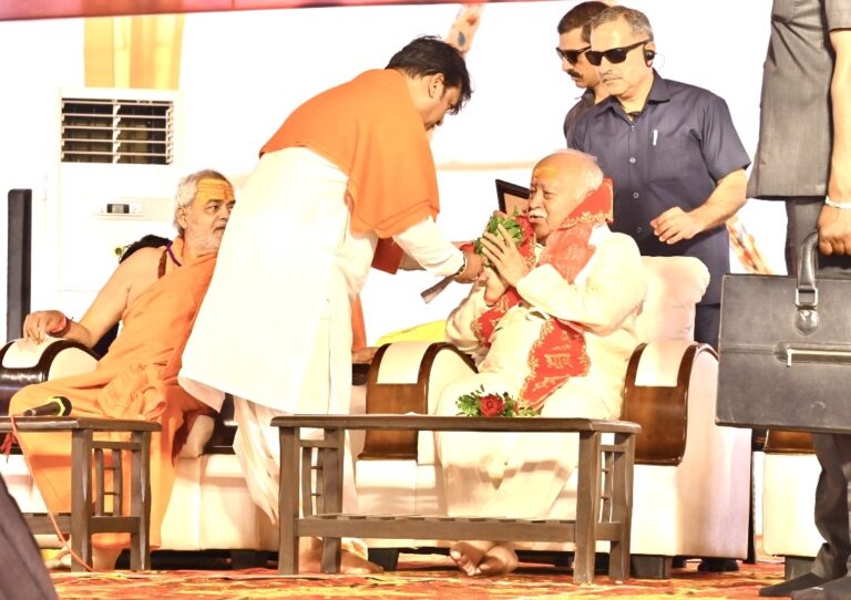 Shri Guruji Rss RSS chief Shri Mohan Bhagwat was honoured by Shri Rajrajeshwar Guruji ...
