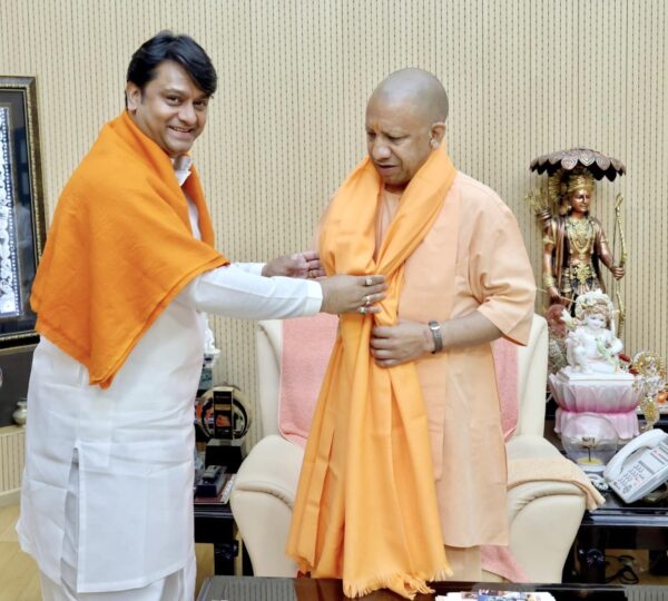 Guruji met with Chief Minister Yogi Adityanath.