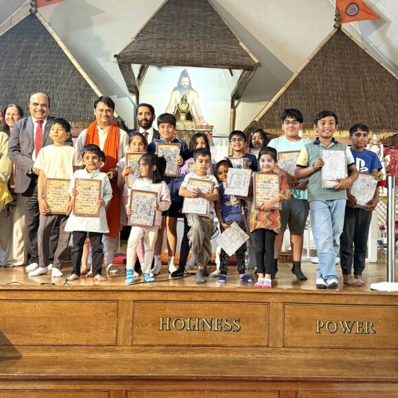 Many children and devotees joined in the chanting of the Hanuman Chalisa.