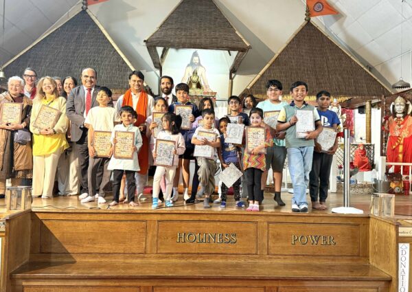 Many children and devotees joined in the chanting of the Hanuman Chalisa.