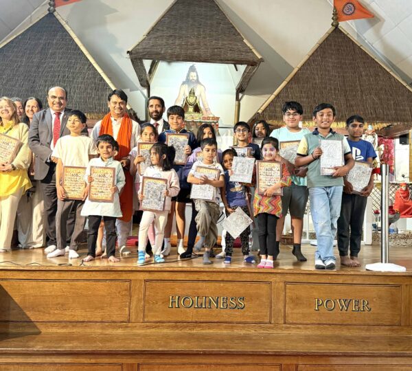 Many children and devotees joined in the chanting of the Hanuman Chalisa.