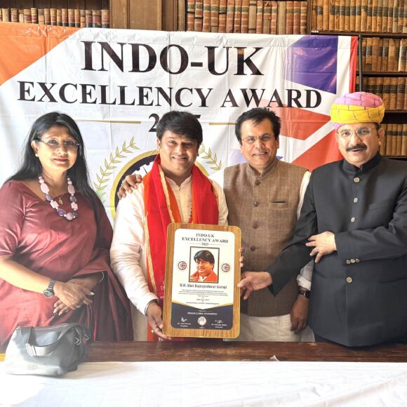 Shri Rajrajeshwar Guruji receives the Indo-UK Excellency Award at the historic Oxford Union, UK.