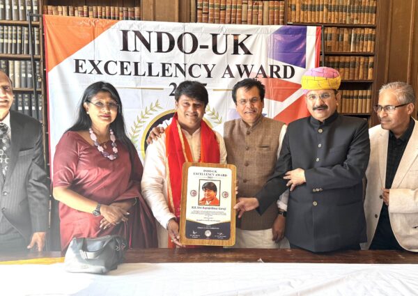 Shri Rajrajeshwar Guruji receives the Indo-UK Excellency Award at the historic Oxford Union, UK.
