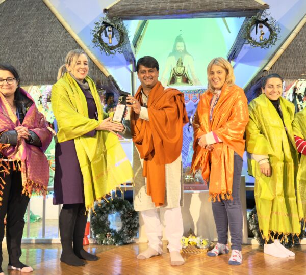 Harrow students gather at Siddhashram to learn about Hinduism.