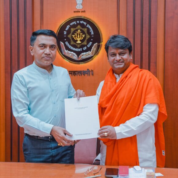 CM of Goa, Mr. Sawant, welcomed Guruji at his residence and presented an Appreciation Letter for Siddhashram UK’s Silver Jubilee.