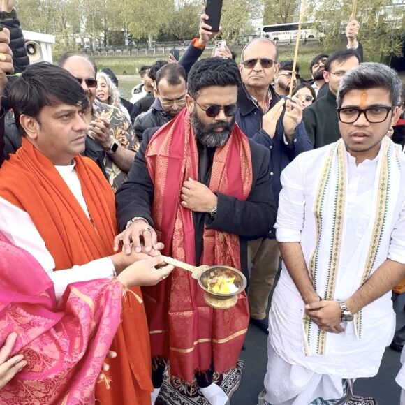 Historic “Prayer for Global Peace” Ganga Aarti Held on River Thames by Two Holy Men.