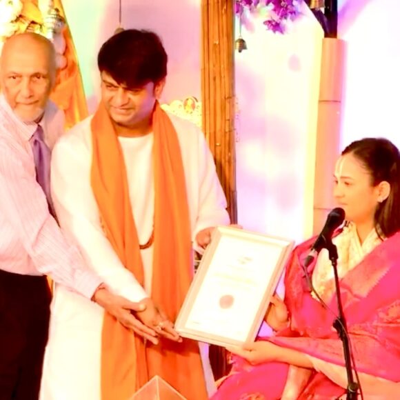 Guruji gave Shri Chandrakala Sakhi a certificate to recognise and honour her contributions.