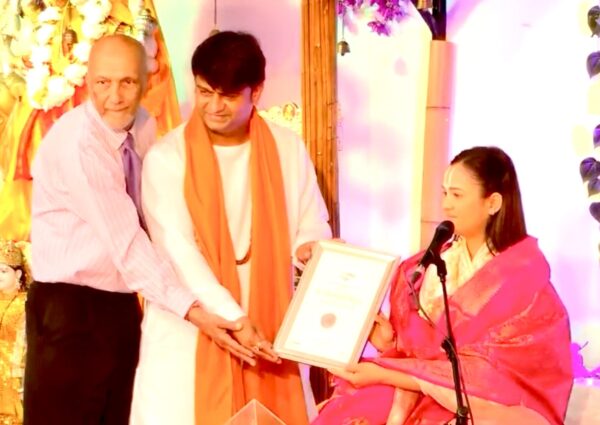 Guruji gave Shri Chandrakala Sakhi a certificate to recognise and honour her contributions.