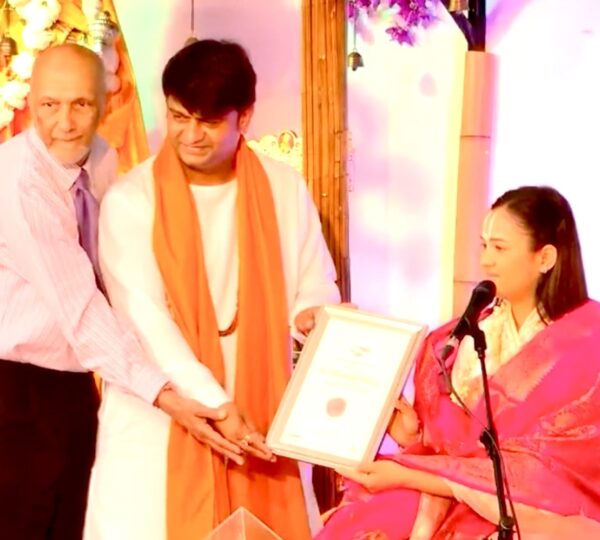 Guruji gave Shri Chandrakala Sakhi a certificate to recognise and honour her contributions.