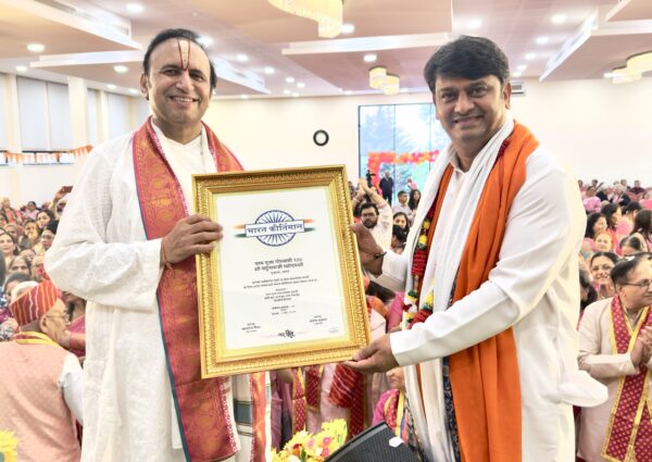The Bharat Kirtiman Award was presented to Shri Yadunathji Mahoday by Guruji.
