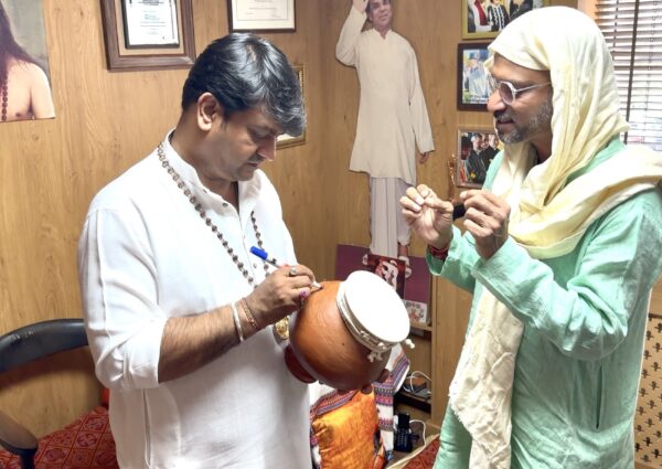 Felly Gomes of Live Happy NGO, Global Messenger of Indian Heritage, received a blessing from Guruji in London.