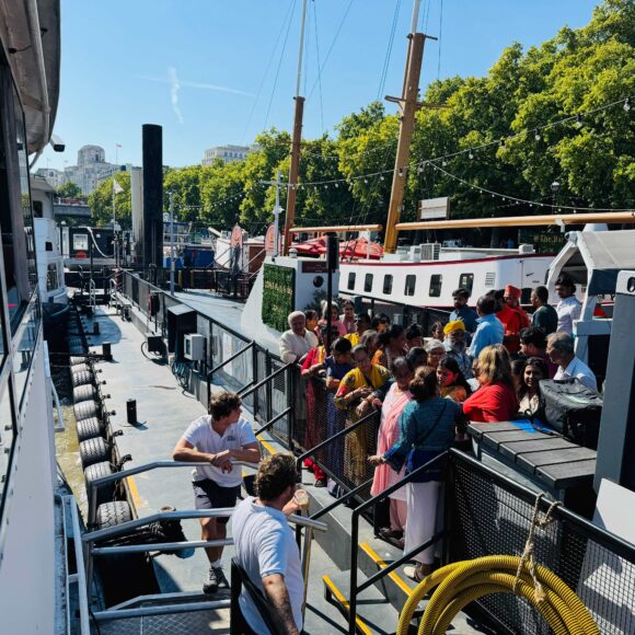 Historic ‘Santon Ke Sang Sunderkand’ held on River Thames for world peace by Guruji.