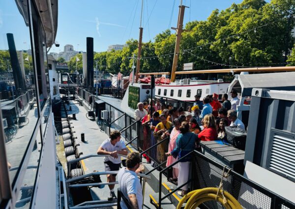 Historic ‘Santon Ke Sang Sunderkand’ held on River Thames for world peace by Guruji.