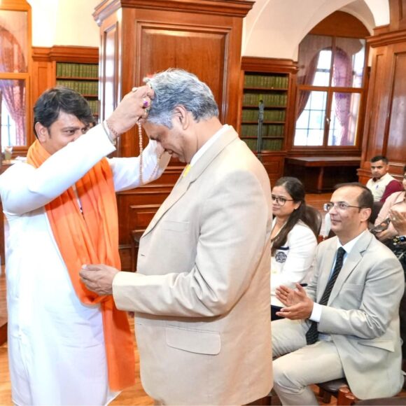 HH Shri Rajrajeshwar Guruji blessed HE Shri P. Kumaran, Indian High Commissioner to the UK, with a Rudraksha Mala.