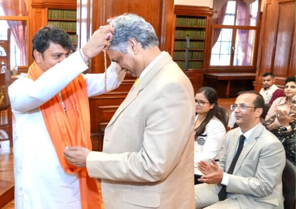 HH Shri Rajrajeshwar Guruji blessed HE Shri P. Kumaran, Indian High Commissioner to the UK, with a Rudraksha Mala.